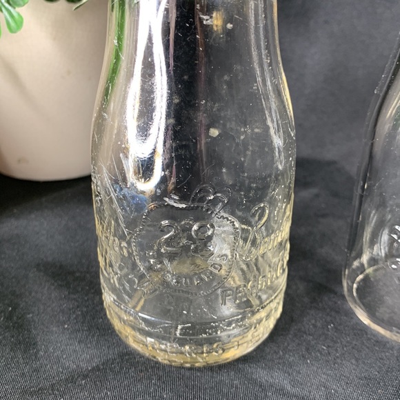 Set of 2 vintage / antique embossed 1/2 pint glass milk bottles - Picture 3 of 10